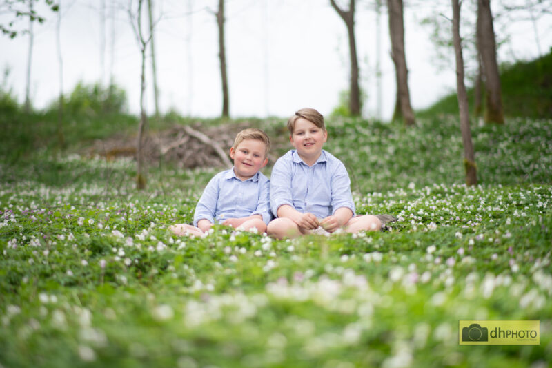 Barnfotografering bland vitsipporna